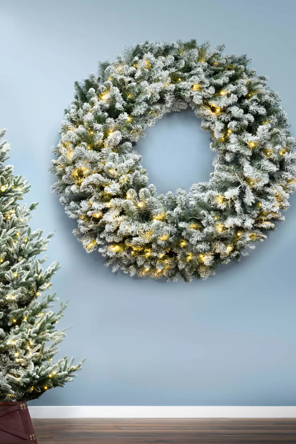 Christmas Tree World 150cm Pre-lit Flocked Extra Thick Arbor Vitae Wreath< Pre-Lit Christmas Wreaths