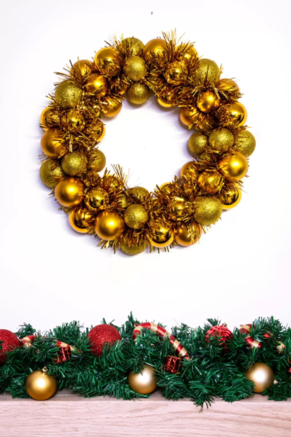 Christmas Tree World 33cm Gold Shatterproof Bauble Wreath< Outdoor Christmas Baubles | Outdoor Christmas Baubles