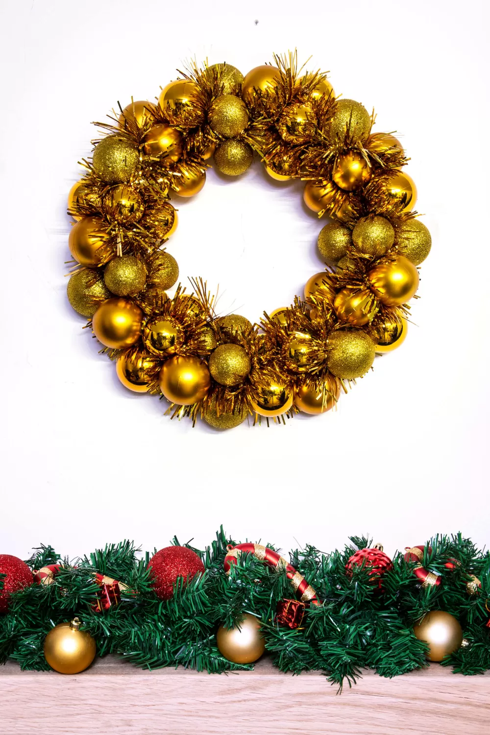 Christmas Tree World 33cm Gold Shatterproof Bauble Wreath< Outdoor Christmas Baubles | Outdoor Christmas Baubles