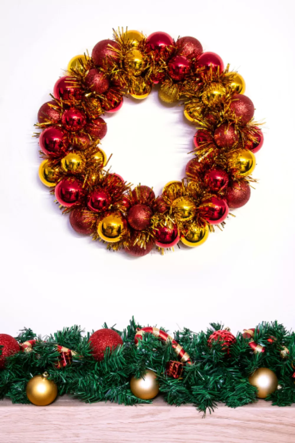 Christmas Tree World 33cm Red & Gold Shatterproof Bauble Wreath< Outdoor Christmas Baubles | Outdoor Christmas Baubles