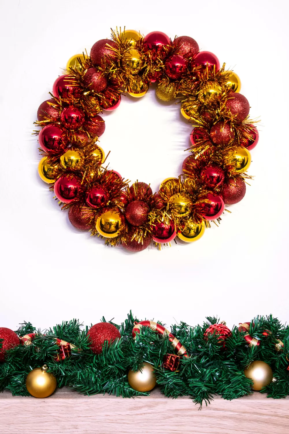 Christmas Tree World 33cm Red & Gold Shatterproof Bauble Wreath< Outdoor Christmas Baubles | Outdoor Christmas Baubles