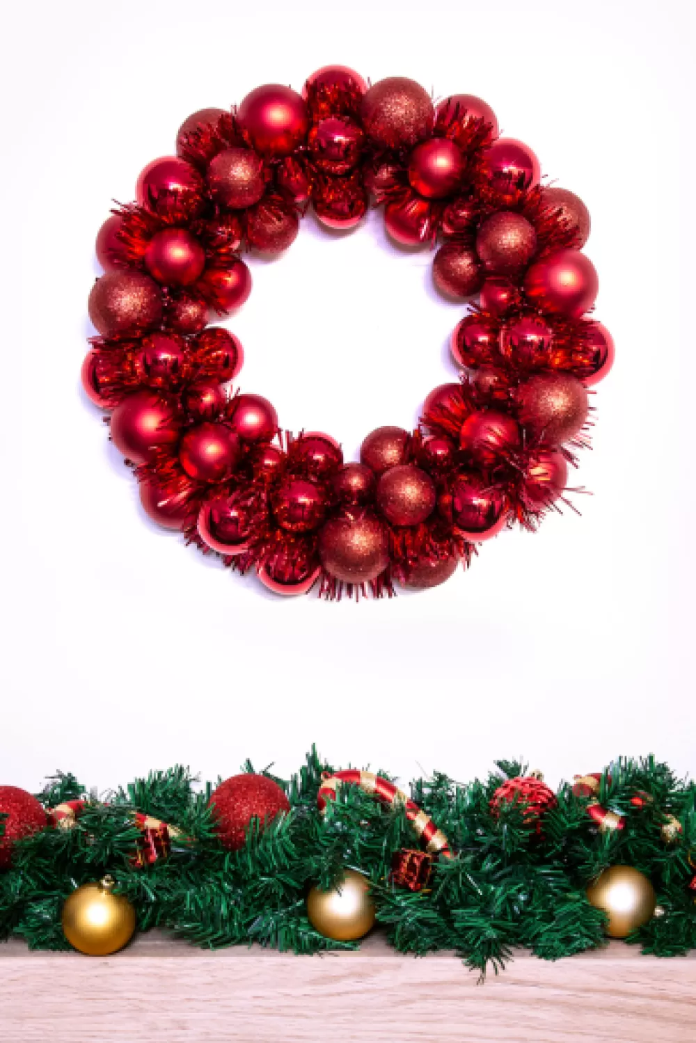 Christmas Tree World 33cm Red Shatterproof Bauble Wreath< Outdoor Christmas Baubles | Outdoor Christmas Baubles
