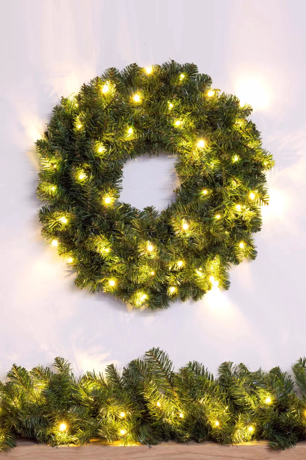 Christmas Tree World 60cm Pre-lit Extra Thick Arbor Vitae Wreath< Pre-Lit Christmas Wreaths | Outdoor Christmas Wreaths