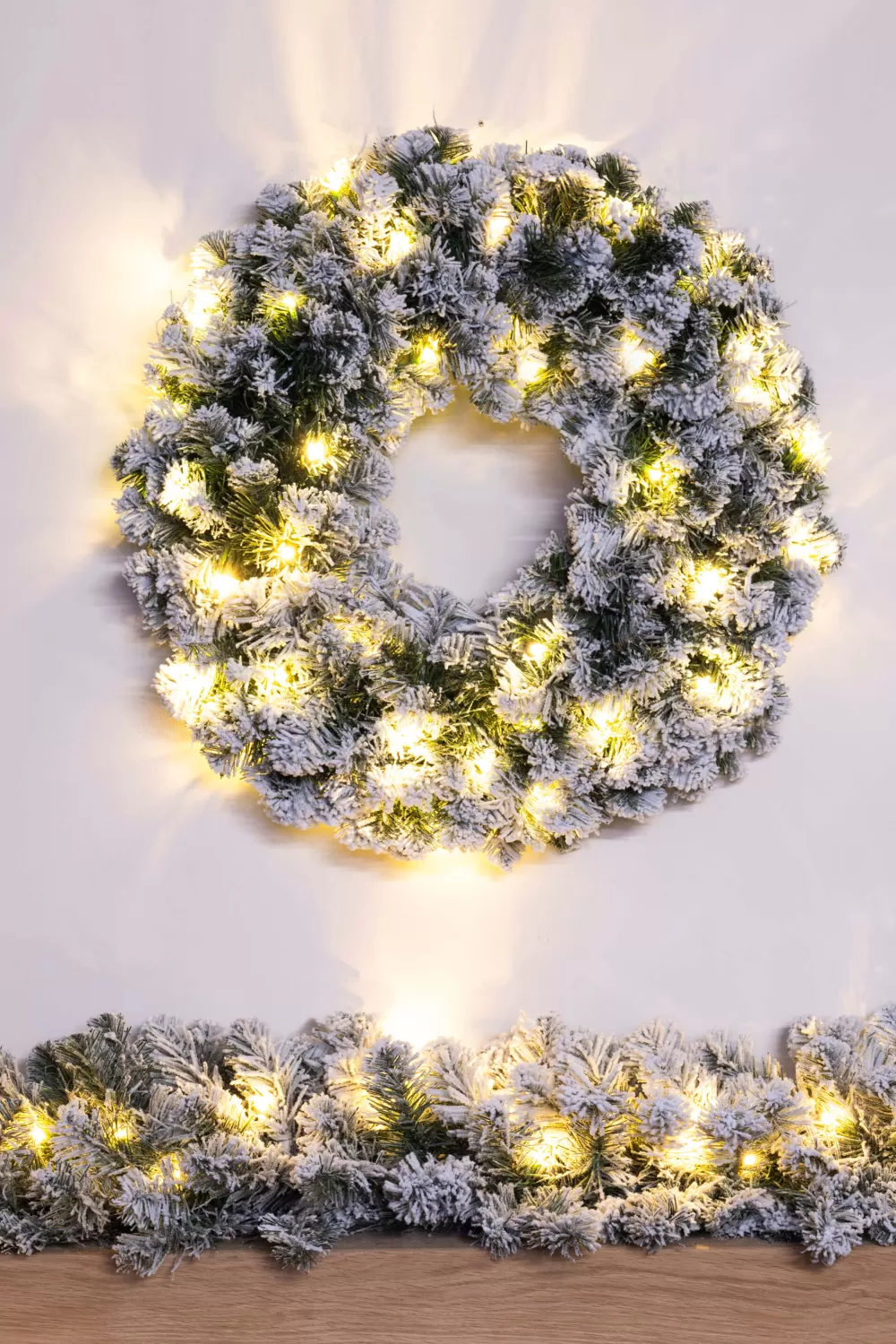 Christmas Tree World 60cm Pre-lit Flocked Thick Wide Arbor Vitae Wreath< Pre-Lit Christmas Wreaths