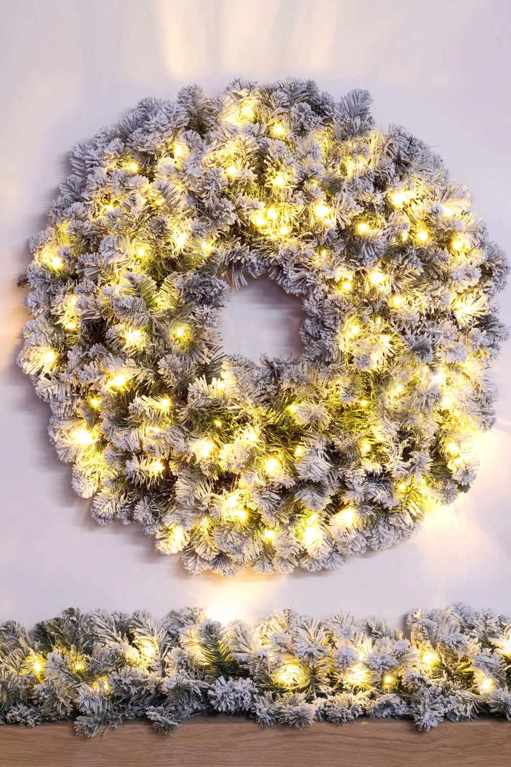 Christmas Tree World 90cm Pre-lit Flocked Extra Thick Arbor Vitae Wreath< Pre-Lit Christmas Wreaths