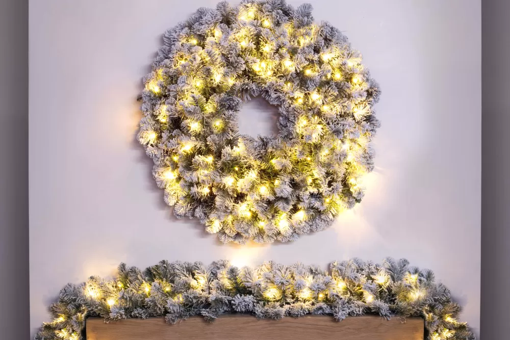Christmas Tree World 90cm Pre-lit Flocked Extra Thick Arbor Vitae Wreath< Pre-Lit Christmas Wreaths