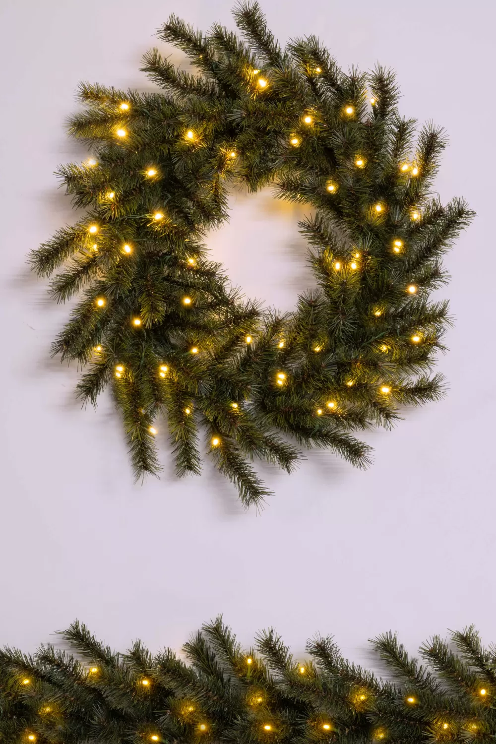Christmas Tree World The 60cm Battery Pre-lit Matterhorn Pine Wreath< Pre-Lit Christmas Wreaths | Outdoor Christmas Wreaths