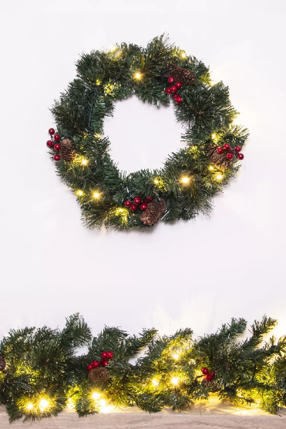 Christmas Tree World The Pre-lit 45cm Majestic Dew Pine Wreath< Pre-Lit Christmas Wreaths