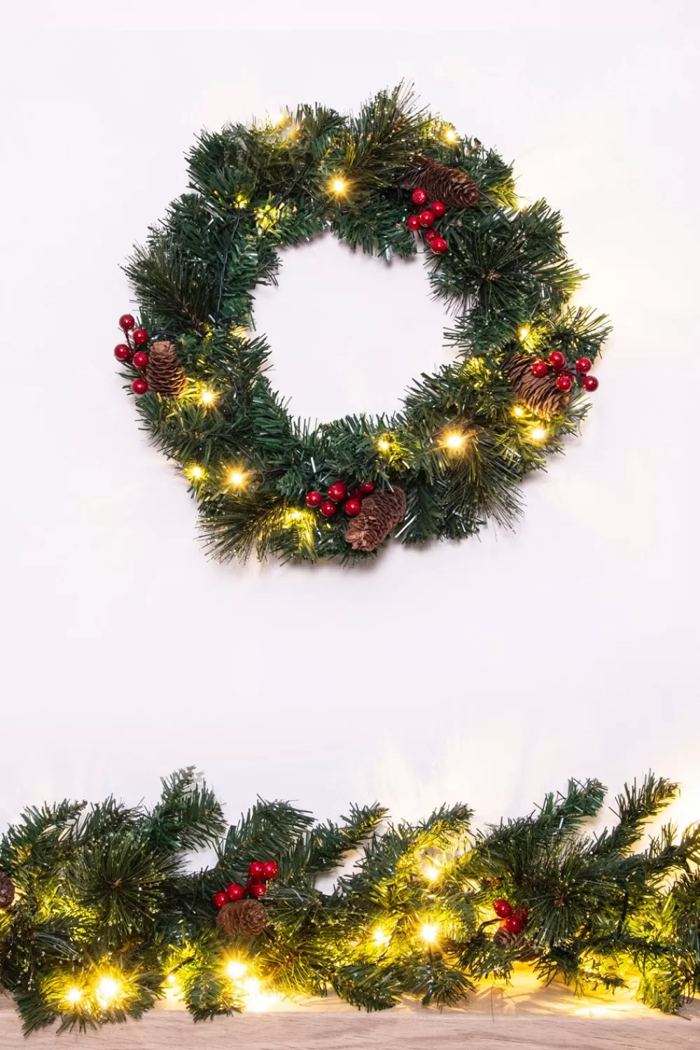 Christmas Tree World The Pre-lit 45cm Majestic Dew Pine Wreath< Pre-Lit Christmas Wreaths