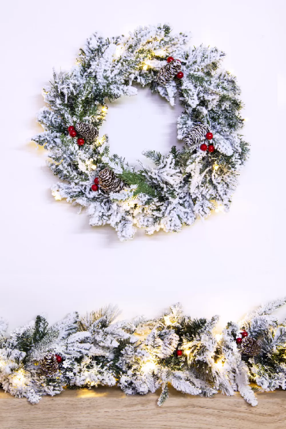 Christmas Tree World The Pre-lit 45cm Snowy Alpine Wreath< Pre-Lit Christmas Wreaths