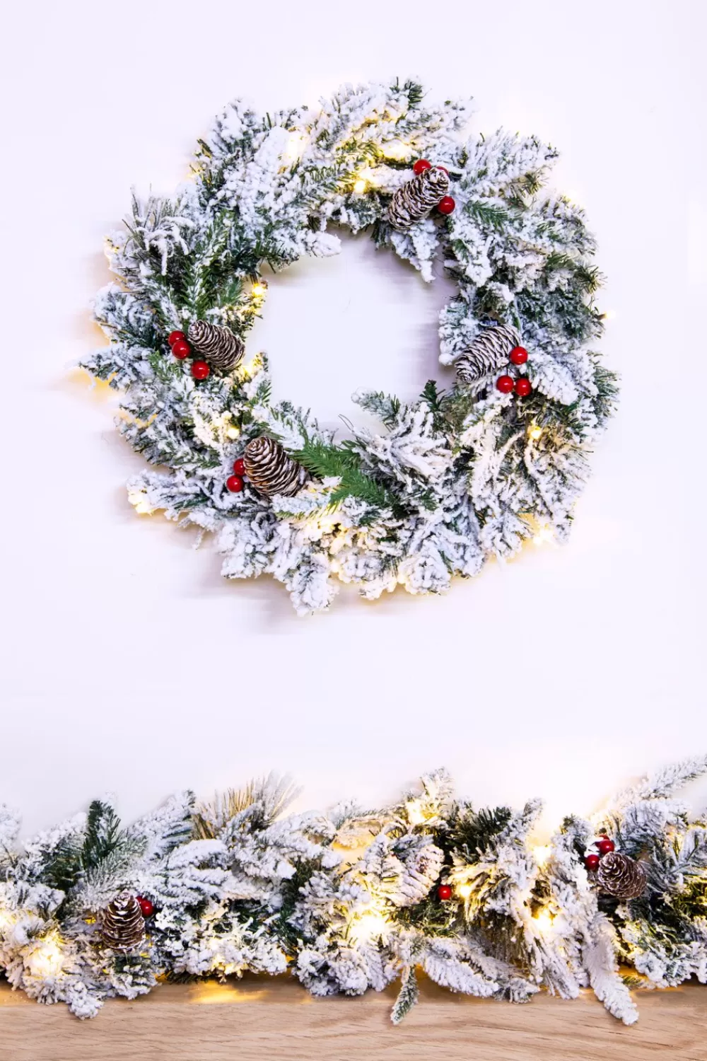 Christmas Tree World The Pre-lit 45cm Snowy Alpine Wreath< Pre-Lit Christmas Wreaths