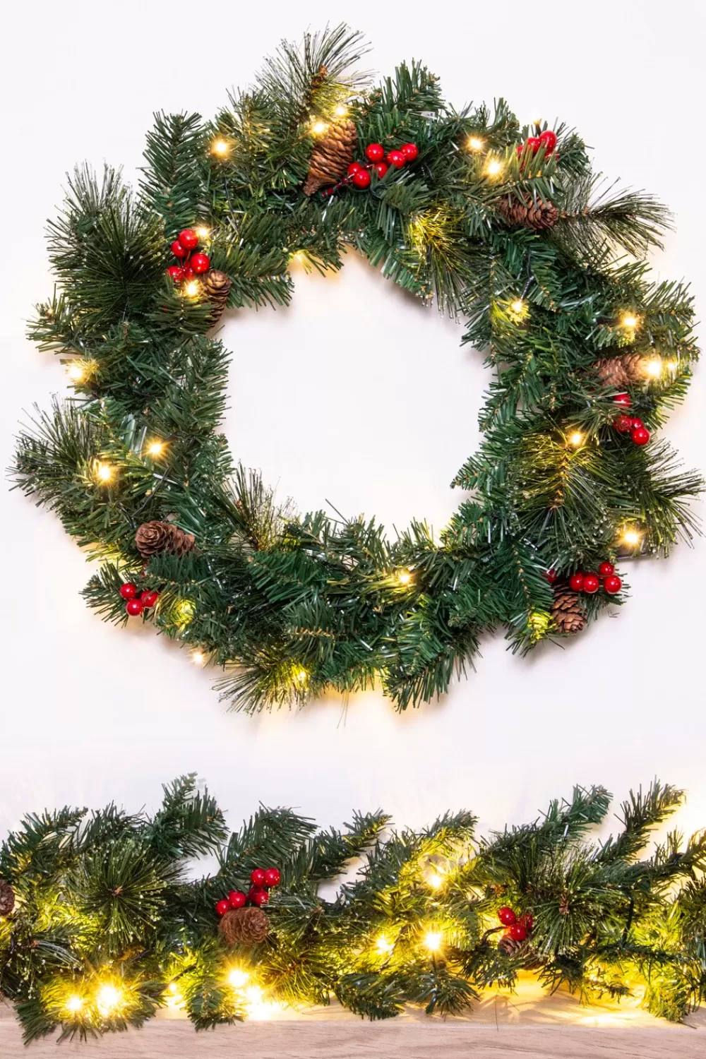 Christmas Tree World The Pre-lit 60cm Majestic Dew Pine Wreath< Pre-Lit Christmas Wreaths