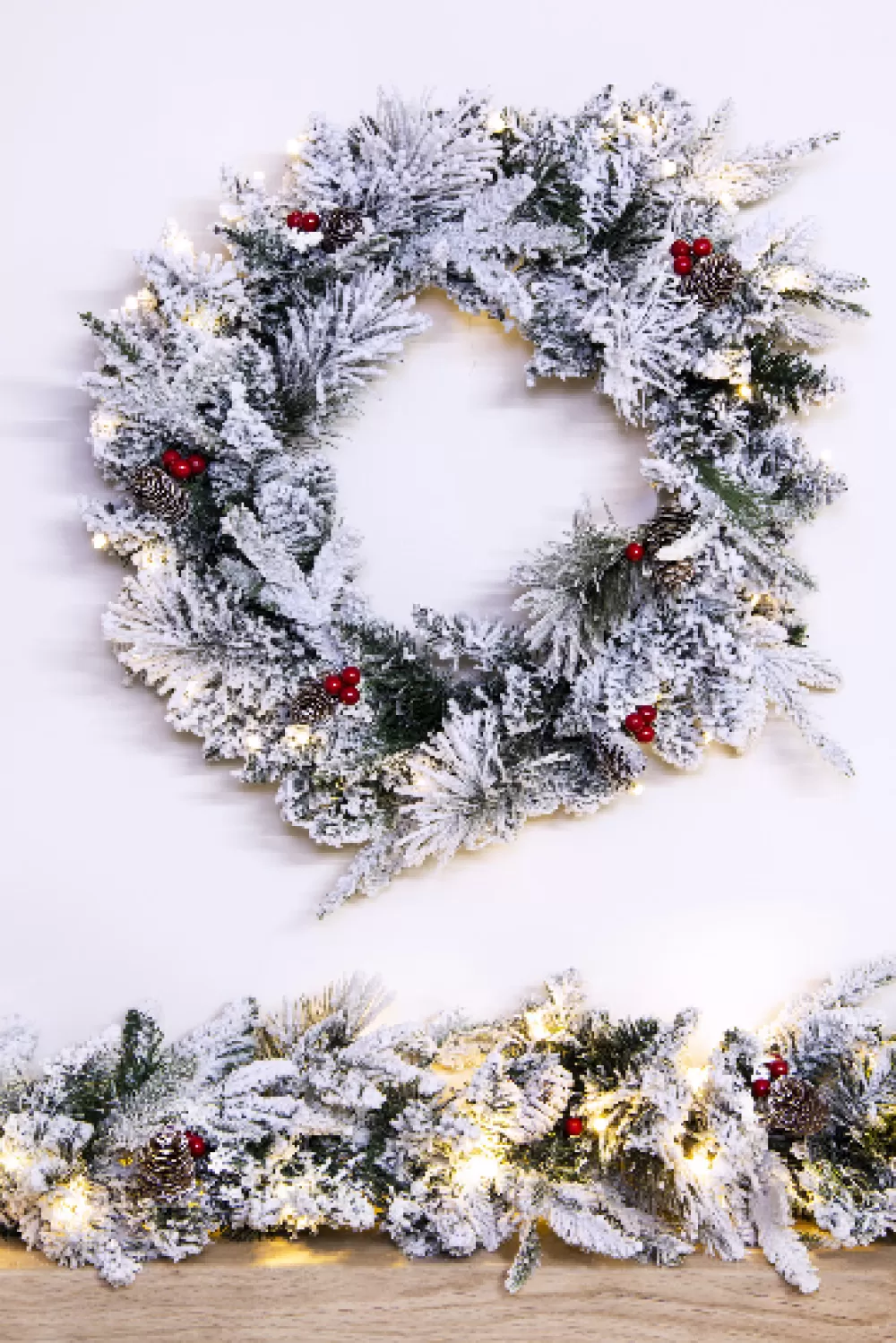 Christmas Tree World The Pre-lit 60cm Snowy Alpine Wreath< Pre-Lit Christmas Wreaths
