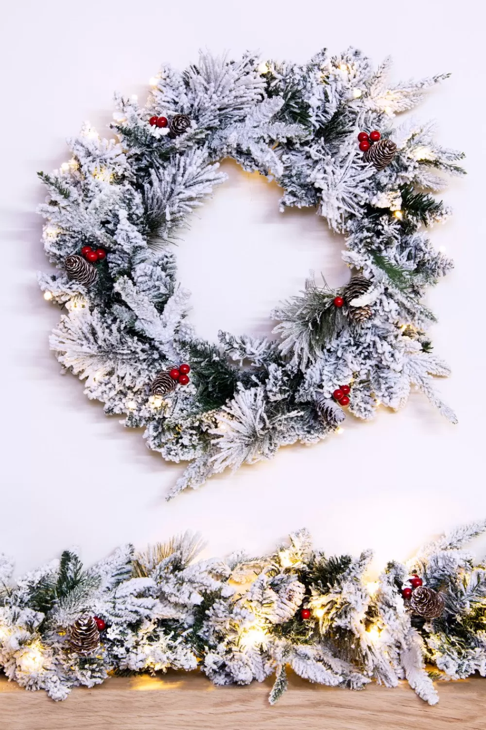 Christmas Tree World The Pre-lit 60cm Snowy Alpine Wreath< Pre-Lit Christmas Wreaths