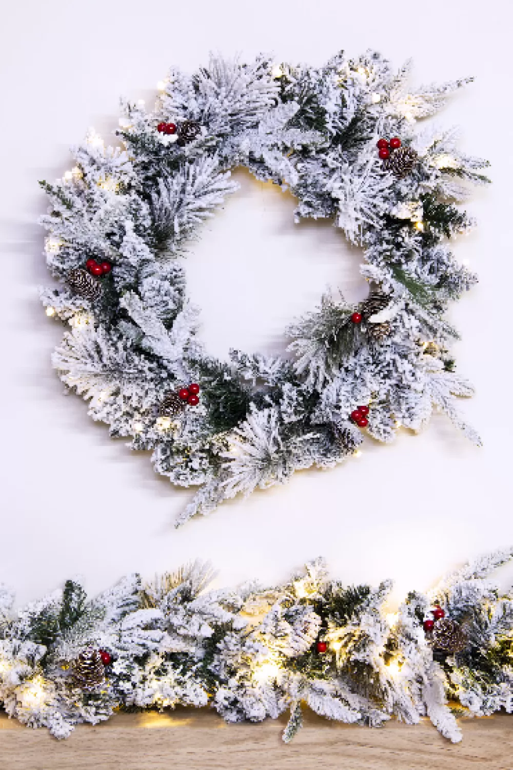 Christmas Tree World The Pre-lit Snowy Alpine Wreath (45cm-60cm)< Pre-Lit Christmas Wreaths
