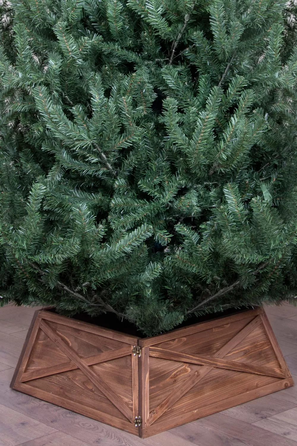 Christmas Tree World Wooden Christmas Tree Skirt In 3 Colours (For 6ft-8ft Trees - Tight Fit)< Pre-Lit Christmas Trees | Snowy Christmas Trees
